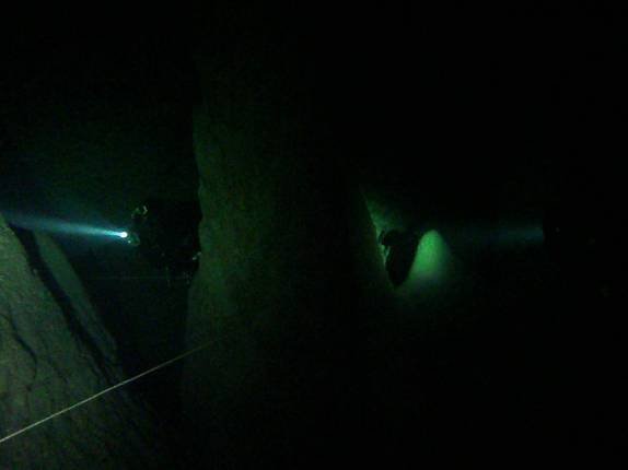 A Ana passa atrás de cone gigante no fundo do lago no Abismo de Anhumas, em Bonito, no Mato Grosso do Sul